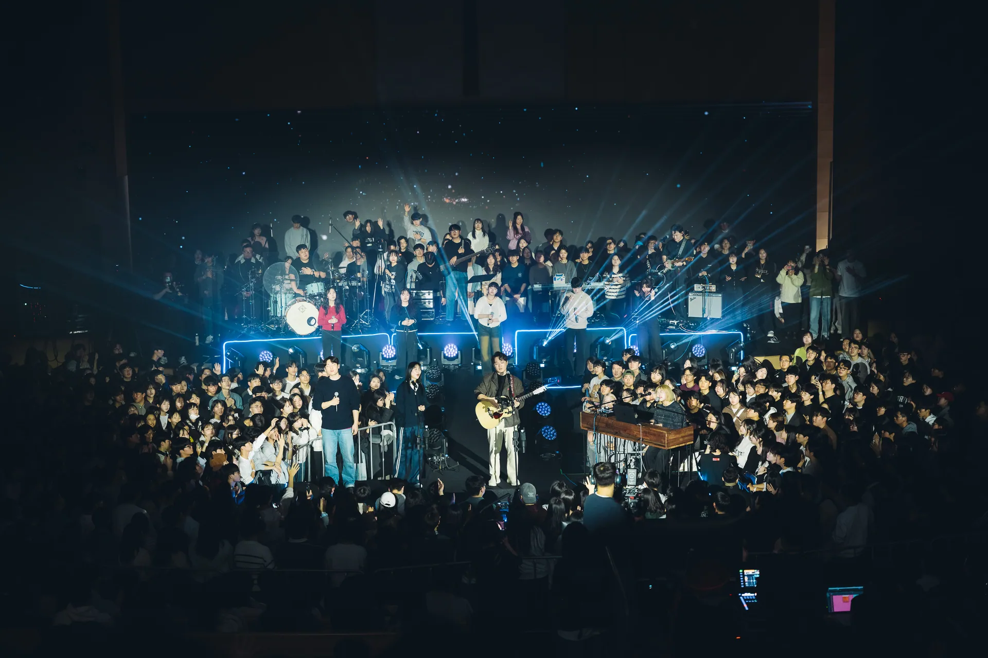 IT’S TIME TO RENEW (갱신) · 함께 모인 예배 현장