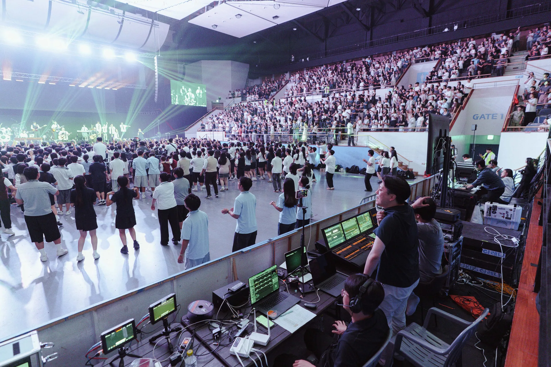 CAMPUS WORSHIP의 공연 화면과 운영석